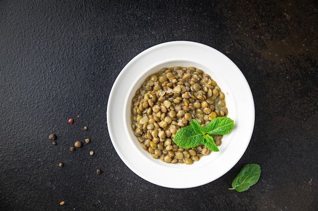 Lenticchie verdi stufate di verdure pasto sano dieta vegetariana spuntino sul tavolo spazio copia