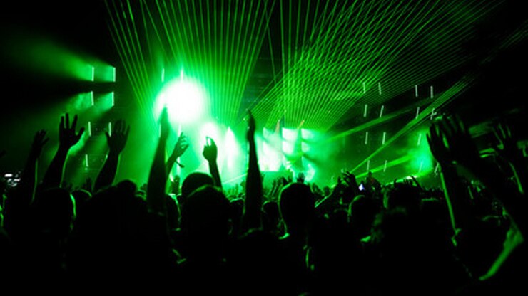 Photo a green light is lit up at a concert