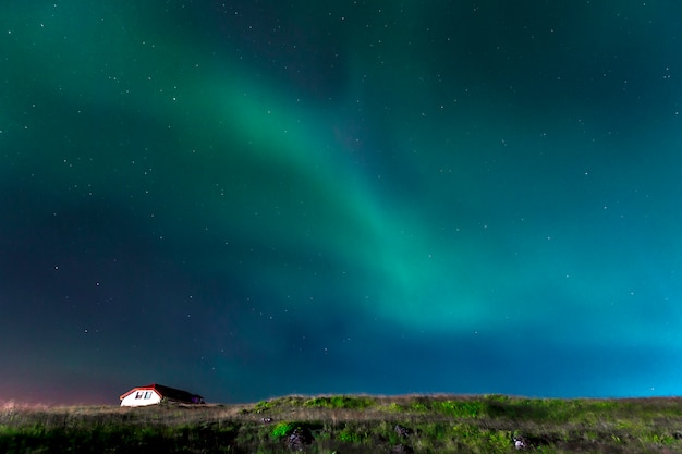 Photo green lights of the beautiful northern lights on the reykjanes peninsula in southern iceland