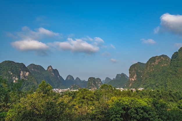 中国の緑豊かなカルスト陽朔の風景