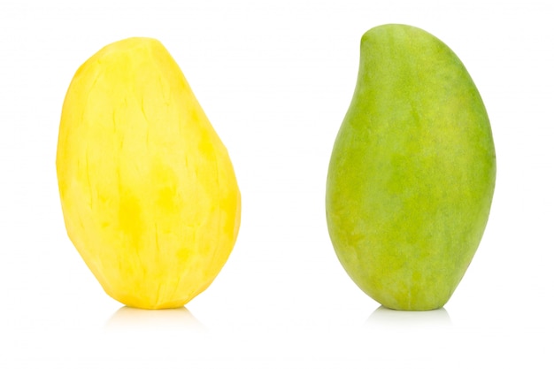녹색 망고. 과일 펄프. 노랑. 흰색 배경에 고립