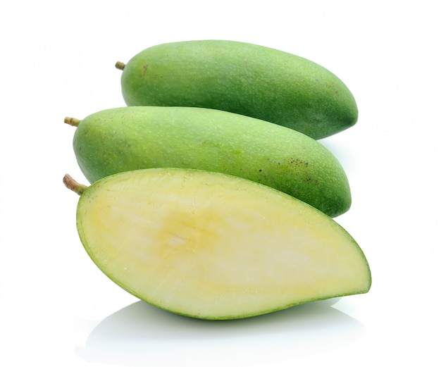 Mango verde su sfondo bianco