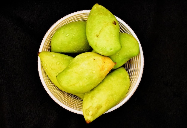 Зеленые манго в корзине