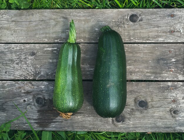 Photo green marrows on a wooden surface