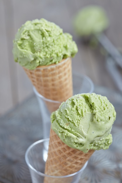 Мороженое зеленого матча с миндальными орехами