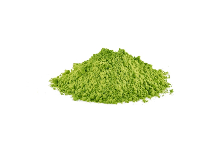 Photo green matcha powder isolated on white background