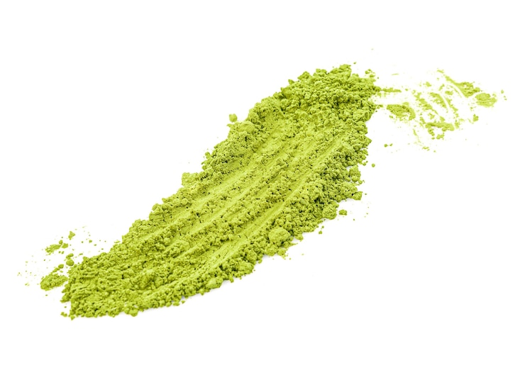 Photo green matcha powder isolated on white