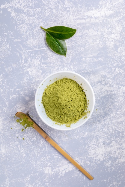 Polvere verde del tè di matcha in una ciotola bianca