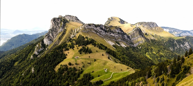 Фото Зеленый луг с большими горами
