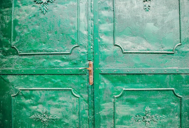 Зеленые металлические двери в старом винтажном стиле