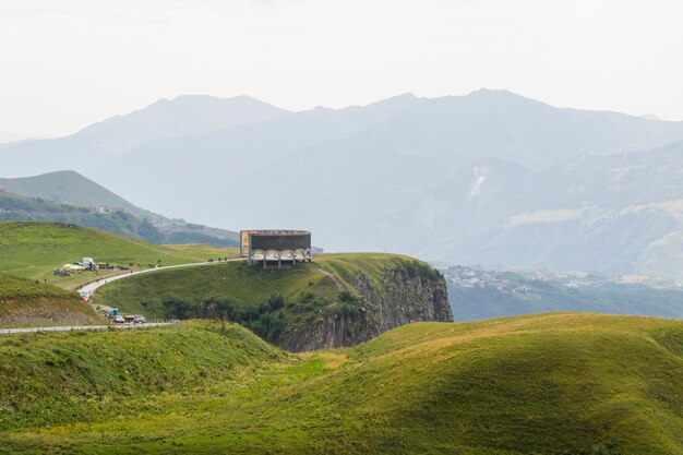 Photo green mountain landscape and view in georgia road and mountain in dariali gorge.