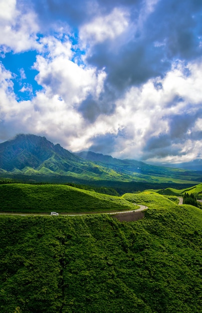 Photo green mountain landscape with rode and sunshine