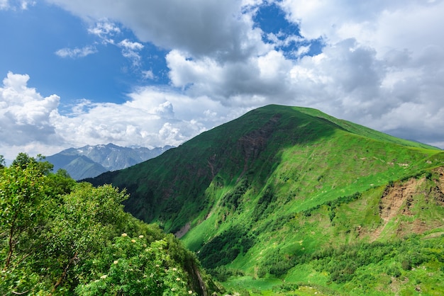 写真 緑の山頂。日没時のもやの中の山の層。クラスナヤポリャナ、ソチ、ロシア。