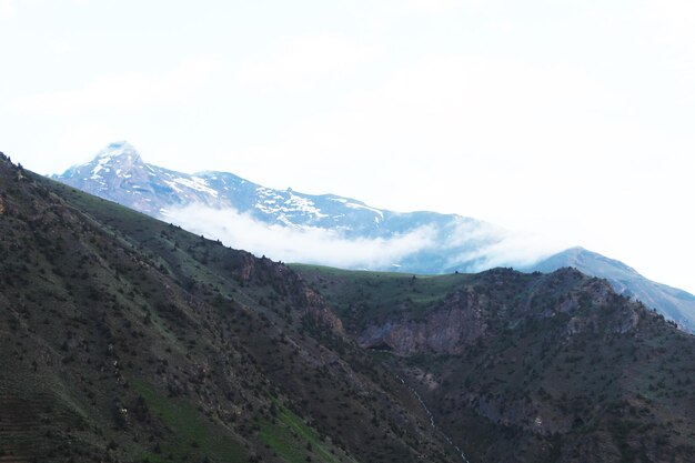 Photo green mountains with amazing clouds