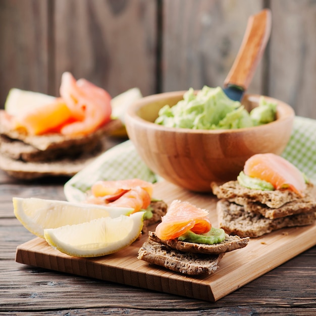 Green mousse with avocado, salmon and bread