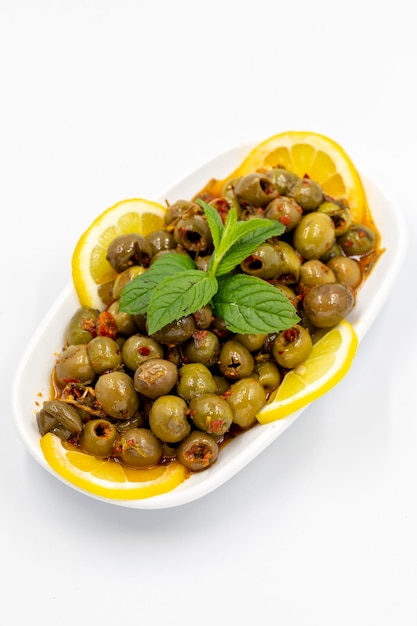 Olive verdi olive con salsa speciale isolato su sfondo bianco cibo sano da vicino