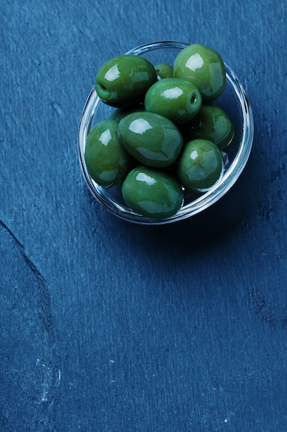 Foto olive verdi sul tavolo nero