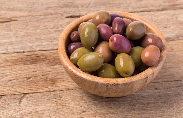 The green olives in bowl