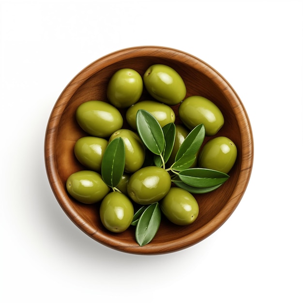 Фото Зеленые оливки в деревянной чаше, изолированные на белом фоне