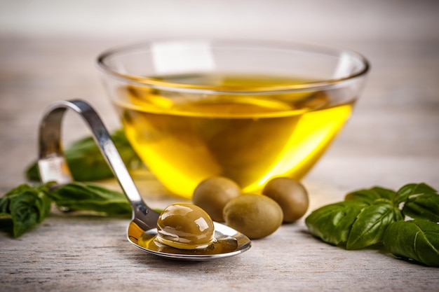 Зеленые оливки и оливковое масло