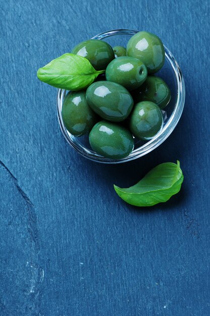 Foto olive verdi sul tavolo