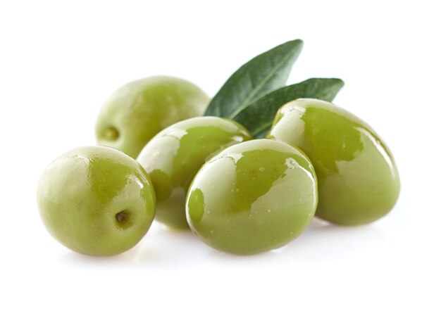 Photo green olives with leaf