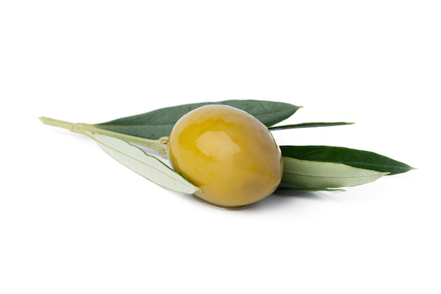 Olive verdi con foglie isolate su sfondo bianco