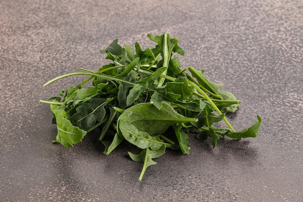 사진 배경 위에 녹색 유기농 arugula 힙