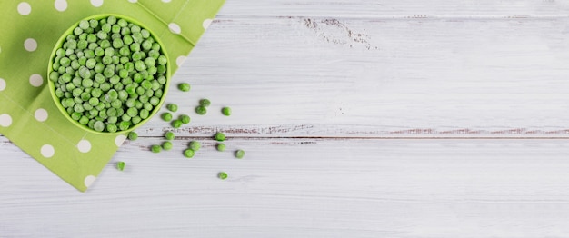 Photo green organic peas in a bowl