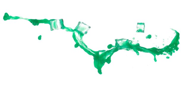 녹색 페인트 액체는 얼음 큐브와 함께 공중에서 날아갑니다. 차가운 사과 채소 주스 떨어지는 어리 폭발은 물방울 모양의 모양으로 떠다닙니다. 색 배경 고립된 동결 운동 고속 셔터.