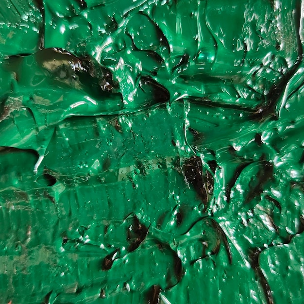 濃い緑色の背景を持つ緑色の塗料