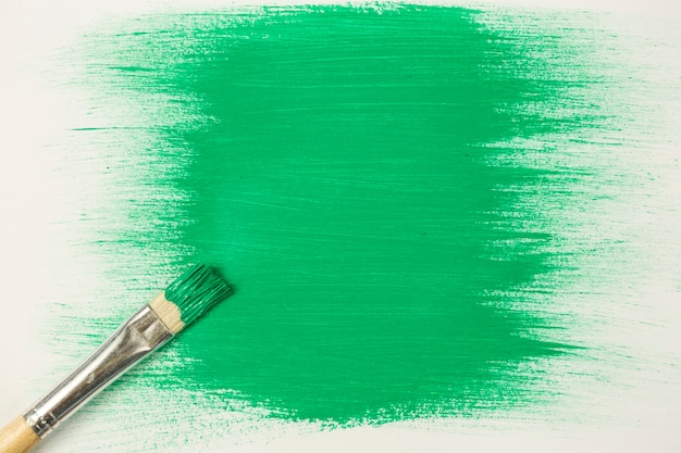 Foto vernice verde con pennello