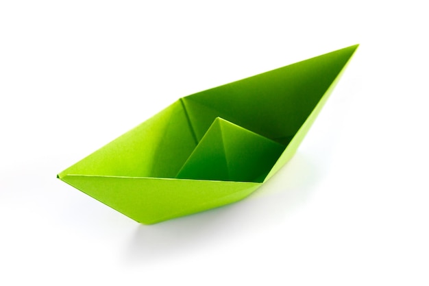 Origami di barca di carta verde isolato su sfondo bianco