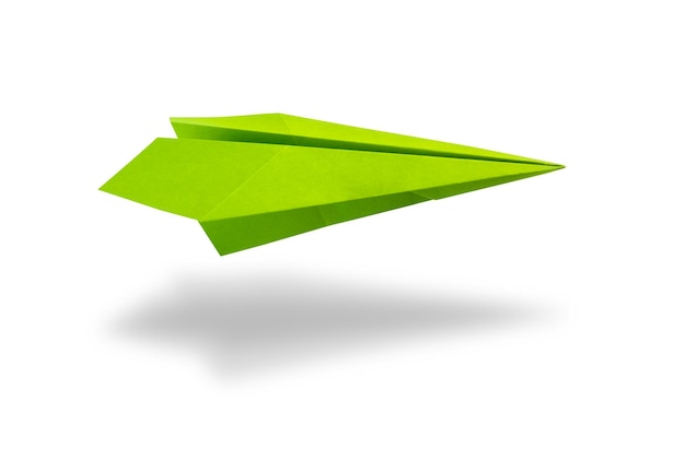 Origami di aeroplano di carta verde isolato su sfondo bianco