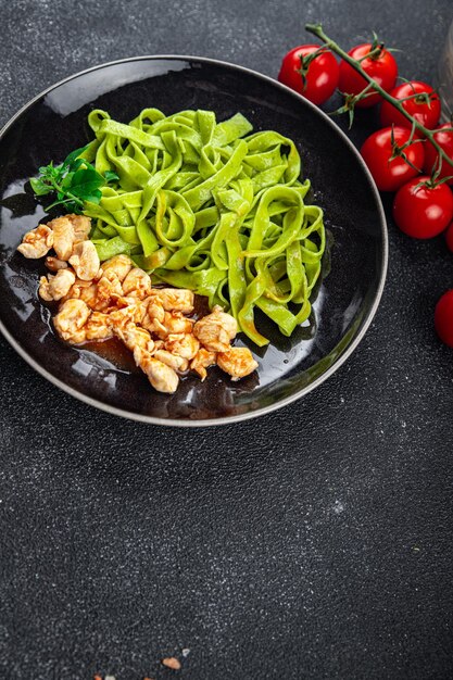 グリーン パスタ トマト ソース タリアテッレ 鶏肉野菜食品健康的な食事テーブルの上のスナック