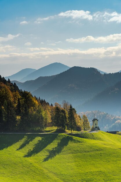 緑の牧草地と山々の完璧なロードトリップスロベニア