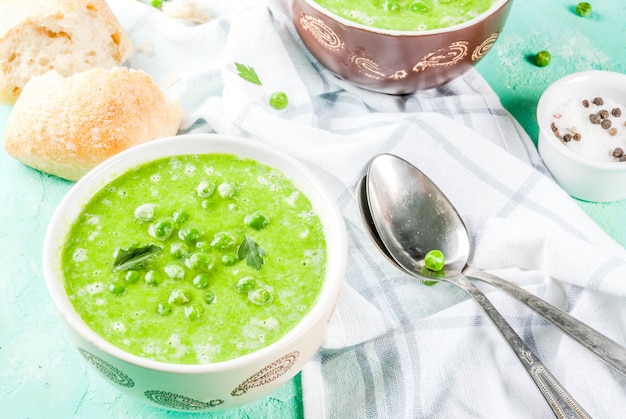 Green pea soup with fresh bread