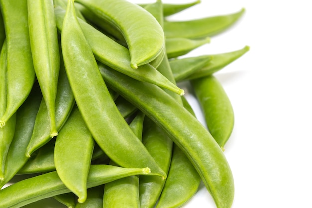 Photo green pea (sugar snap pea) on white background