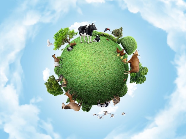 Зеленая мирная земля миниатюрная концепция глобуса планеты, показывающая зеленую мирную и животную домашнюю жизнь