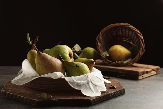 Photo green pears on wooden board