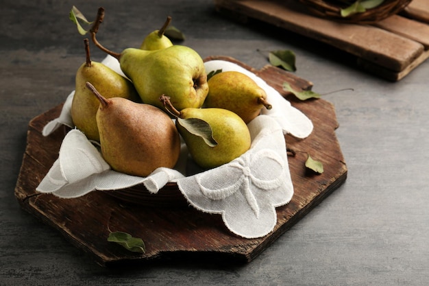 Photo green pears on wooden board