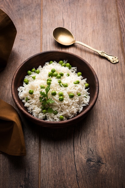 완두콩 바스마티 쌀 또는 마타르 풀라브, 일반 달과 함께 제공