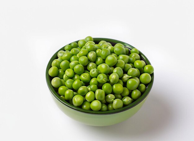 하 배경에 있는 그린 피스 인 아 볼 (Green Peas in A Bowl On White Background)