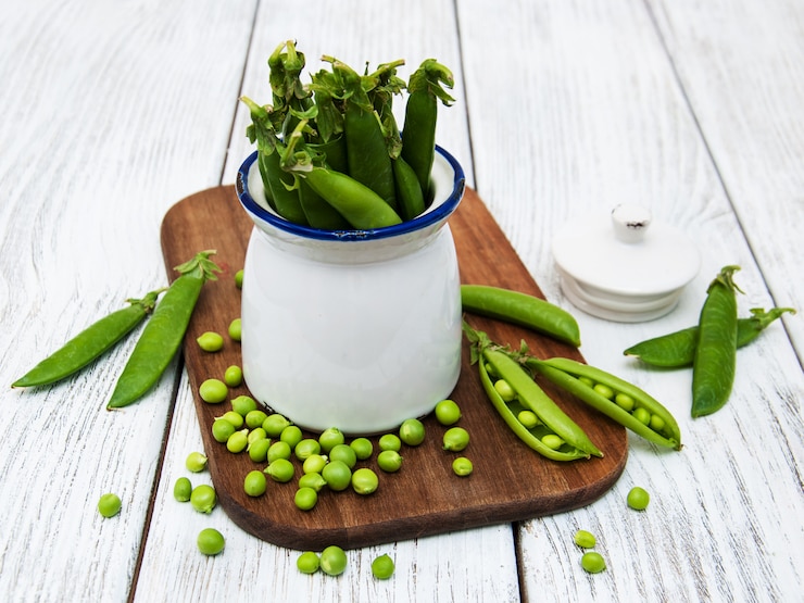 Green peas in ceramic pot