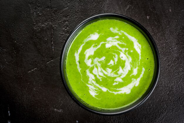 Photo green peas cream soup