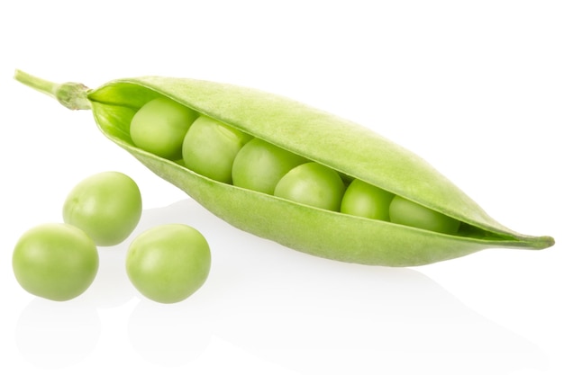 Photo green peas isolated on white clipping path included