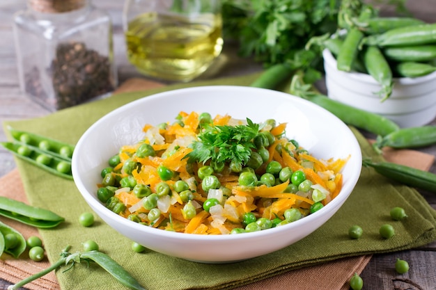 Green peas with carrots and onions