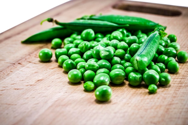 Photo green peas on wooden chopped board