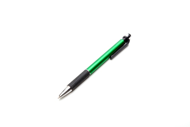 Зеленая ручка на белом фоне