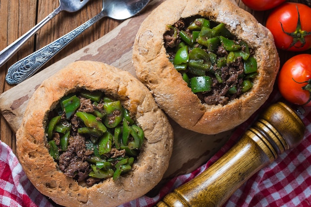 Green pepper fried beef bread